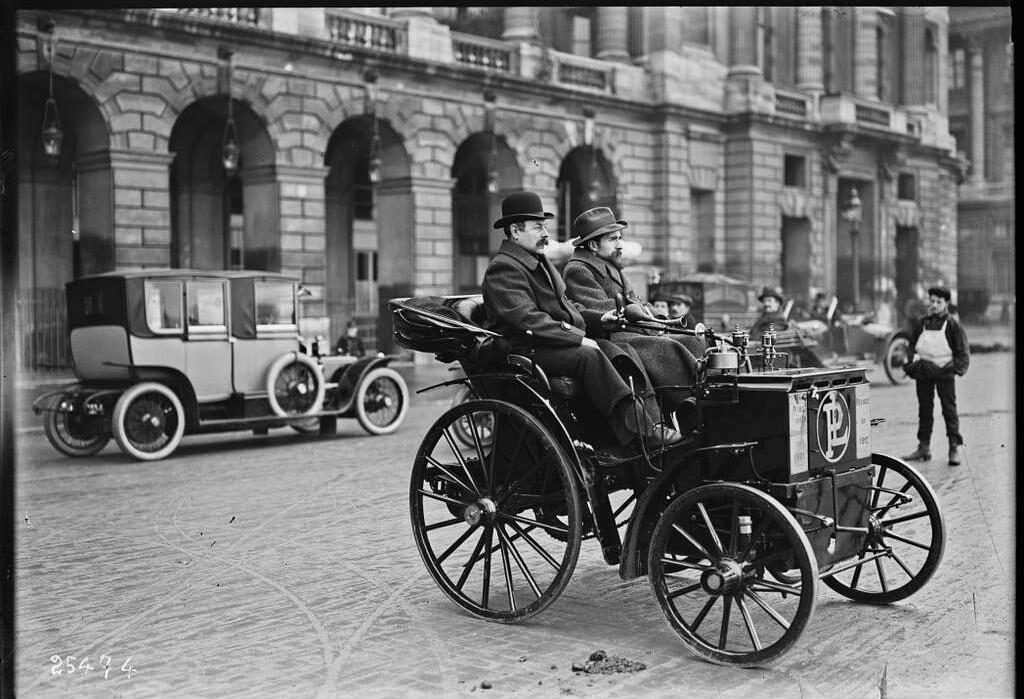 Panhard au départ de la Place de la Concorde, années 1891